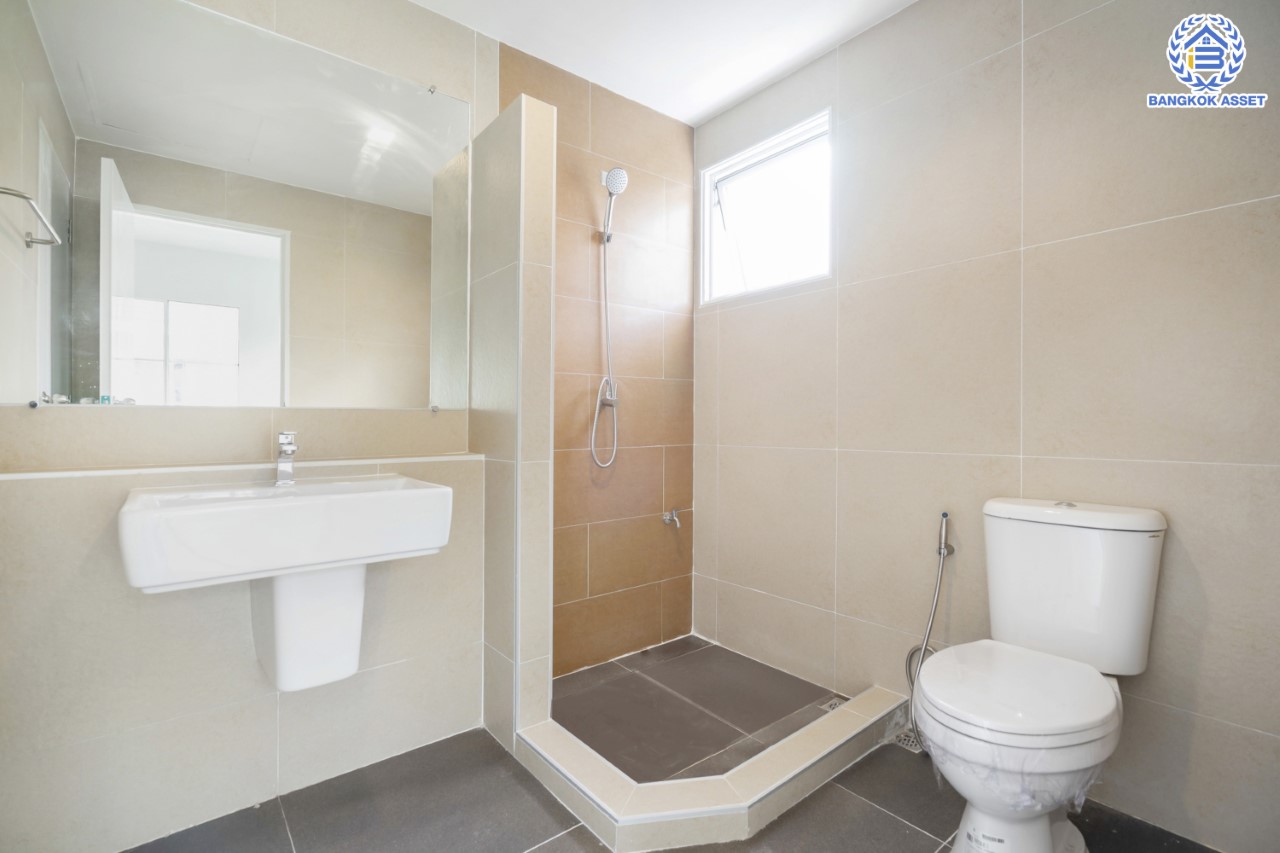 บ้านมือสองตกแต่งใหม่ แบรนด์ LH หลังมุม ม.มัณฑนา ติดถนนราชพฤกษ์  เนื้อที่ 67.6 ตร.ว. มีพื้นที่สนามหญ้าด้านข้างกว้างกว่า 100 ตร.ม. ฟังก์ชัน 3 ห้องนอน 3 ห้องน้ำ จอดรถได้ 2 คัน Facilities ตอบโจทย์ทุกกิจกรรม! บนทำเลใกล้วงเวียนพระราม5 เซ็นทรัลเวสต์เกต และรถไฟฟ้า "สถานีบางรักน้อยท่าอิฐ"